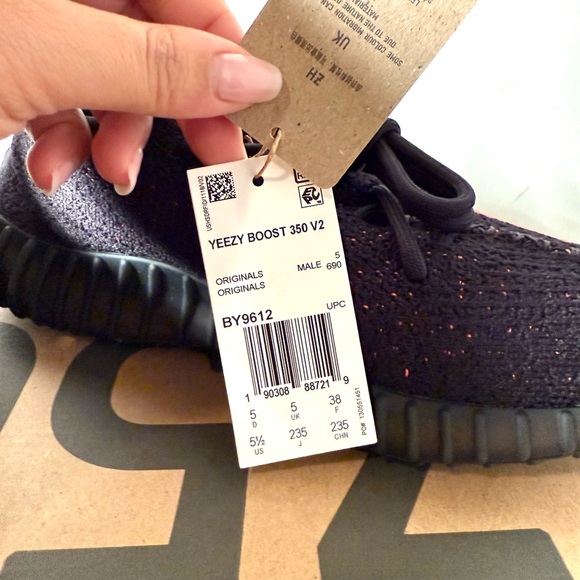 Yeezy Black and Red Interior Detail - Picture 5 of 10